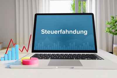 Aufgeklappter Laptop mit Schriftzug Steuerfahndung